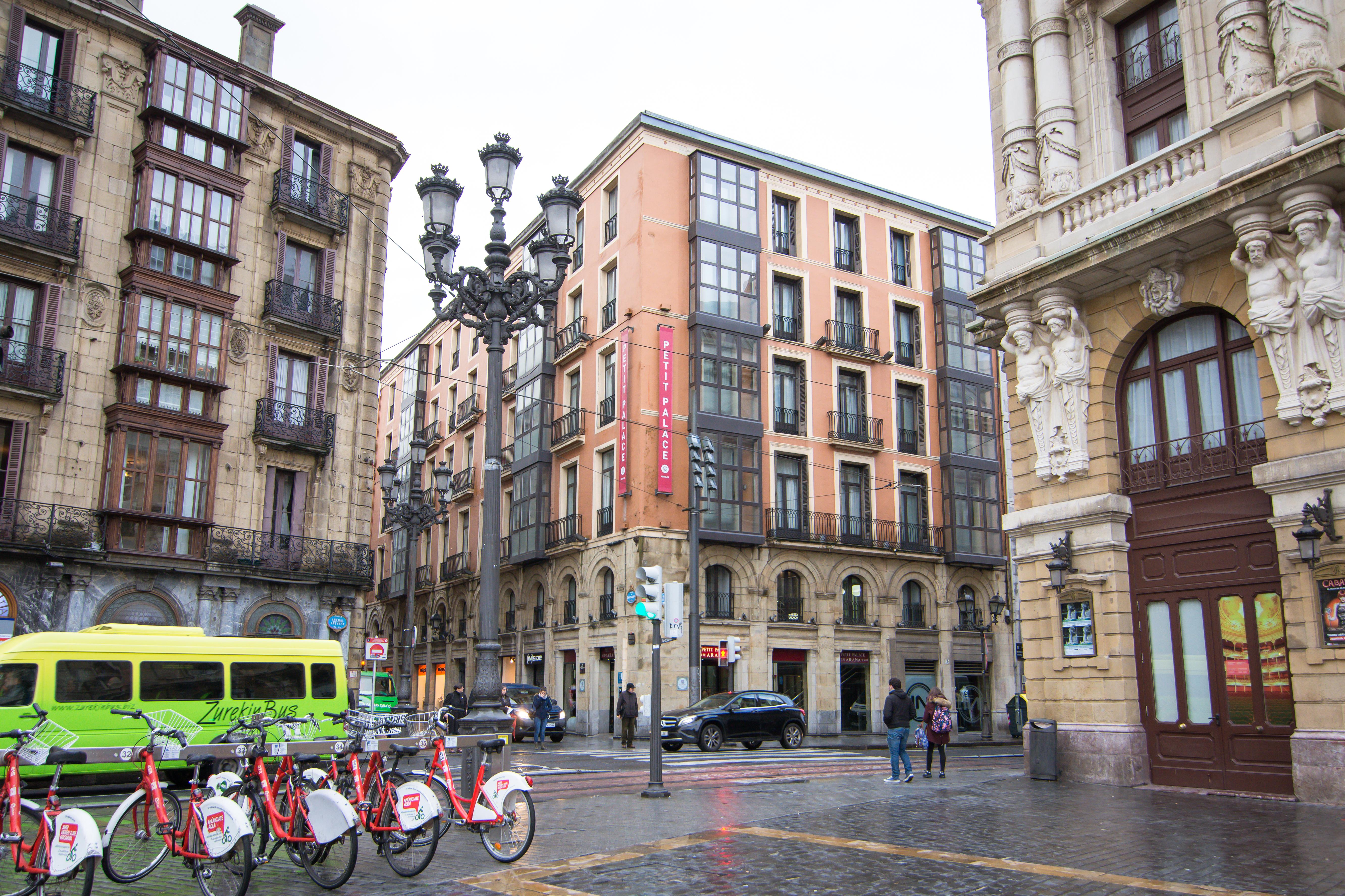 Petit Palace Arana Bilbao Hotel Bagian luar foto